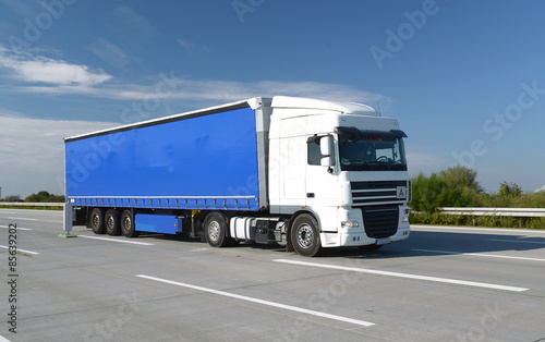 Transport einer Lieferung via LKW auf Autobahn // shipping cargo truck