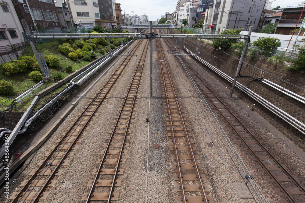Fototapeta premium まっすぐの線路を捉えた鉄道・交通風景