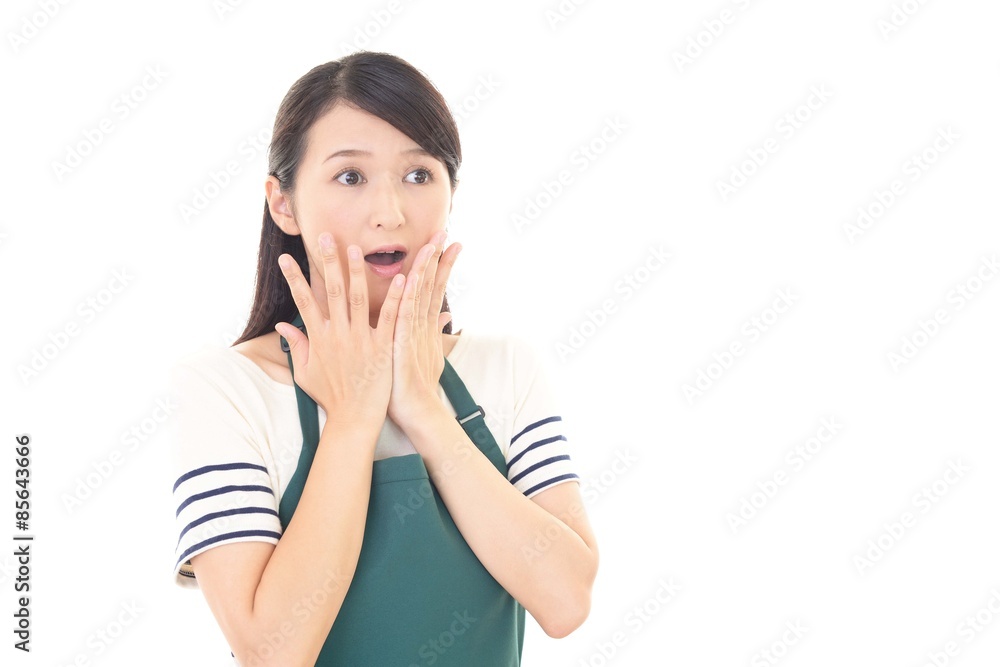 驚いた表情の主婦 驚いた表情の主婦