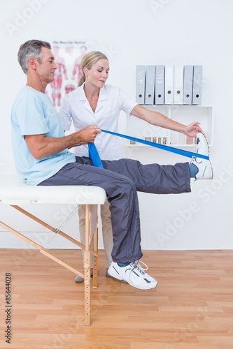 Фотография Doctor examining her patient back legs