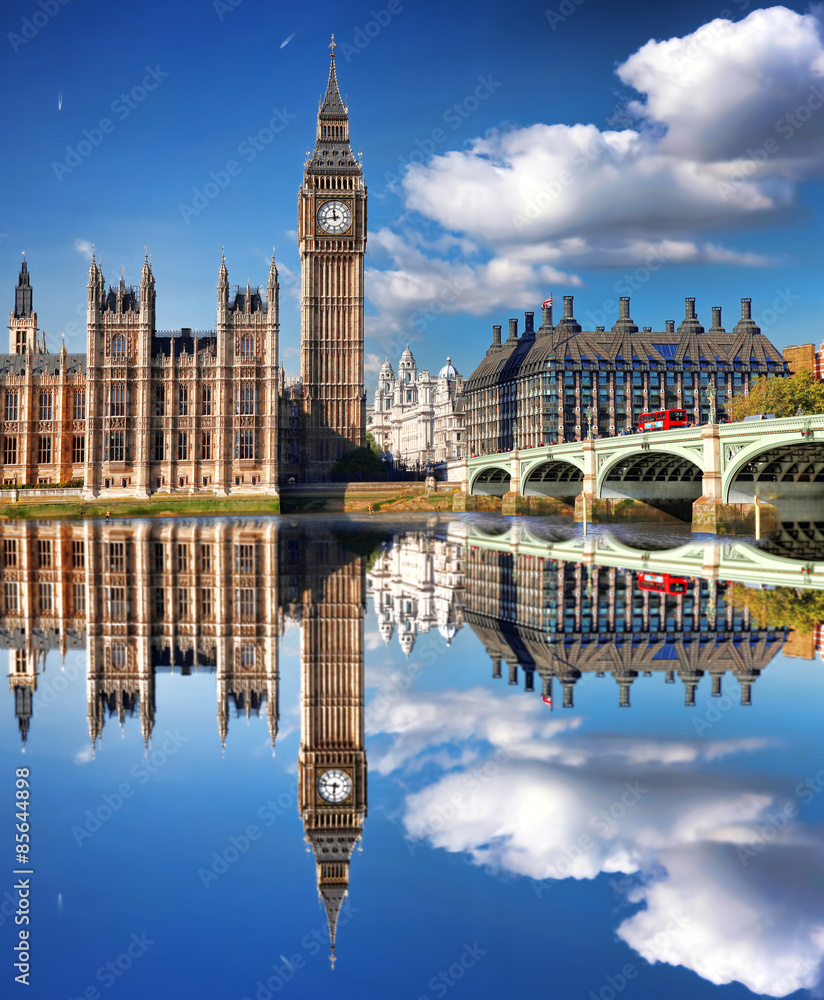 Naklejka premium Big Ben with bridge in London, England