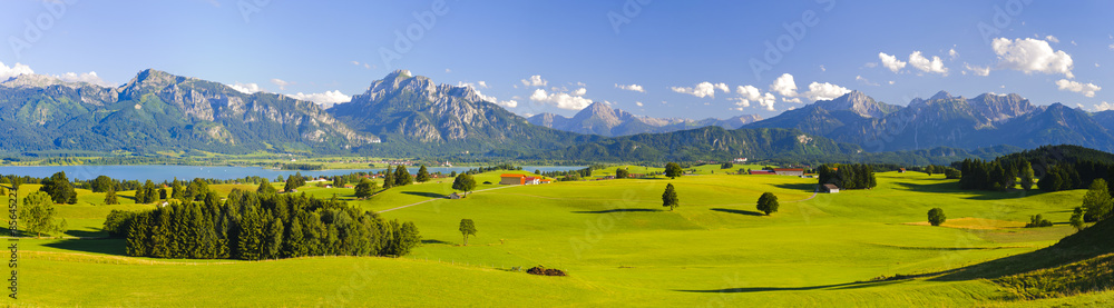 Panorama Landschaft in Bayern mit Alpen, Berge und Wiesen im Allgäu