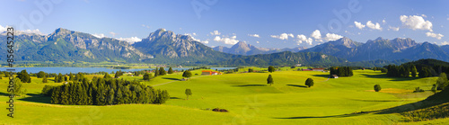 Panorama Landschaft in Bayern mit Alpen, Berge und Wiesen im Allgäu
