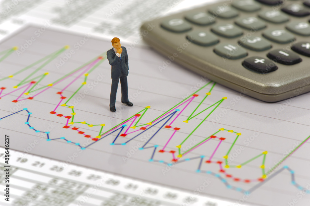 Banker steht nachdenklich über Aktien und Börsenchart Banker steht nachdenklich über Aktien und Börsenchart