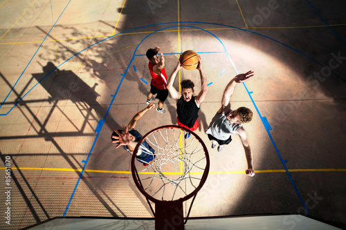 young basketball players playing with energy © Cristina Conti
