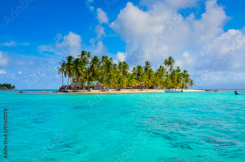 Fototapeta Naklejka Na Ścianę i Meble -  Tropical Island - Relaxing at beautiful beach with clear turquoise water