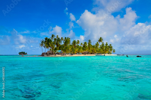 Tropical Island - Relaxing at beautiful beach with clear turquoise water © Simon Dannhauer