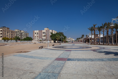 menschenleerer Platz in Hurghada, Ägypten