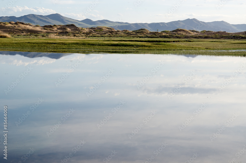 モンゴル、湖に映る景色
