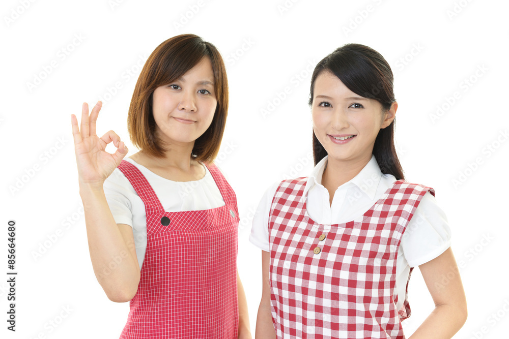 エプロンを着た笑顔の女性