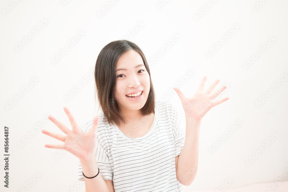 嬉しさに驚く若い女性 嬉しさに驚く若い女性