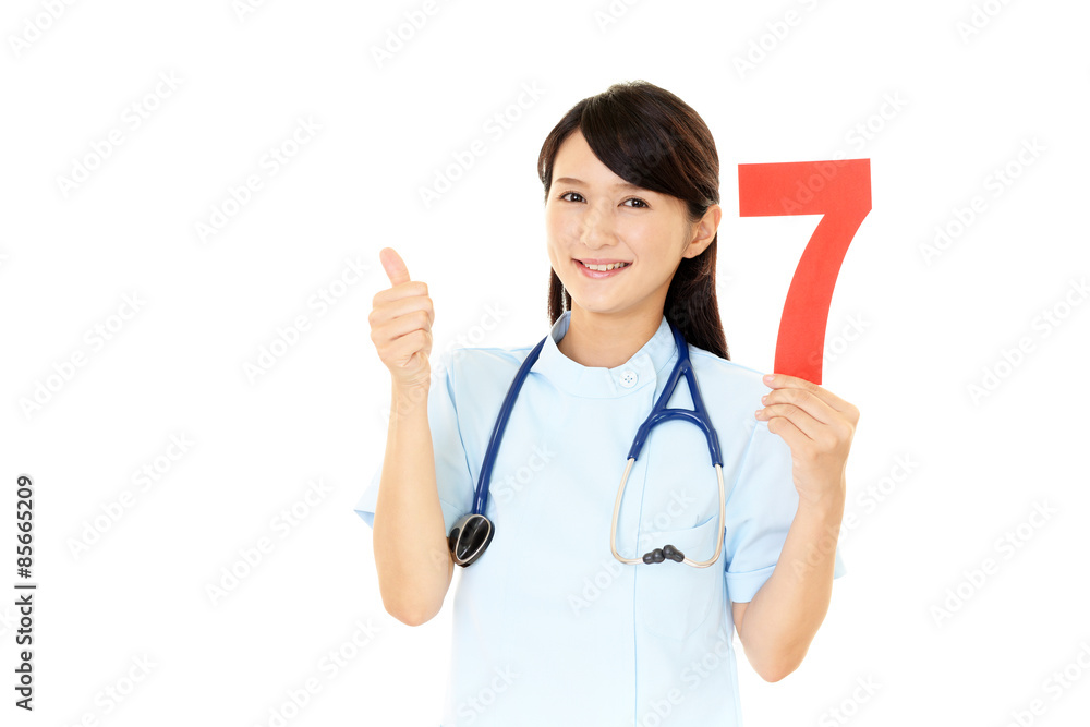 数字を持つ看護師