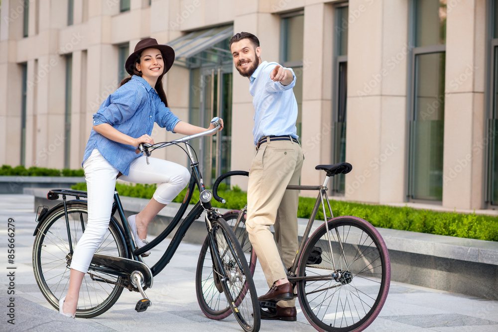 Obraz premium Romantic date of young couple on bicycles