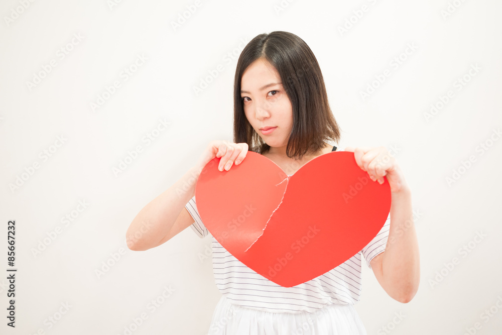 ハートマークを仕方なく破く女性