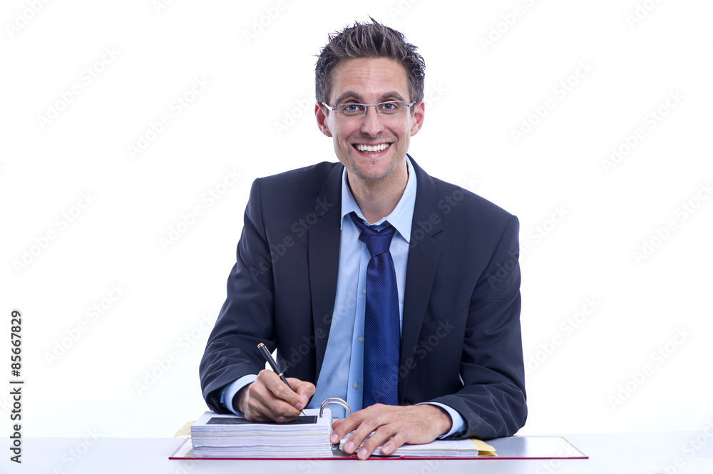 Geschäftsmann mit Aktenordner am Schreibtisch