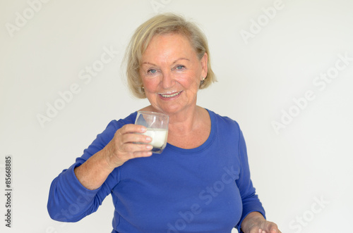 Seniorin trinkt ein Glas Milch