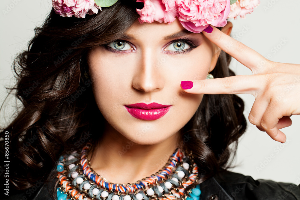 Naklejka premium Fashion Look. Young Brunette Woman with Fashion Makeup and Curly