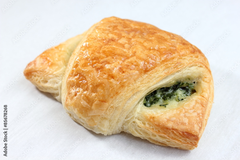 Vegetables and spinach croissant