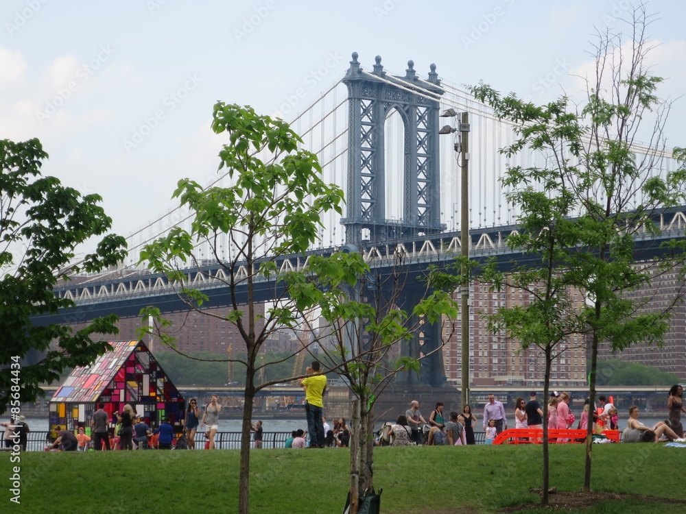 Obraz premium Widok z Brooklyn Park na Manhattan Bridge, Nowy Jork, USA