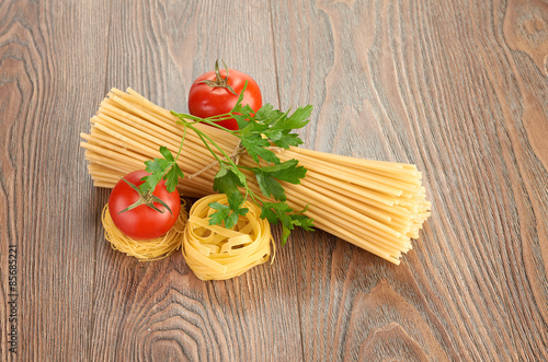 Setting pasta with tomato and garlic