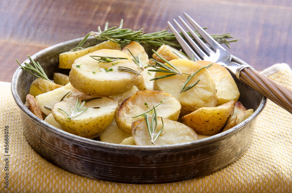 Patatas asadas con hierbas aromaticas de romero Patatas asadas con hierbas aromaticas de romero