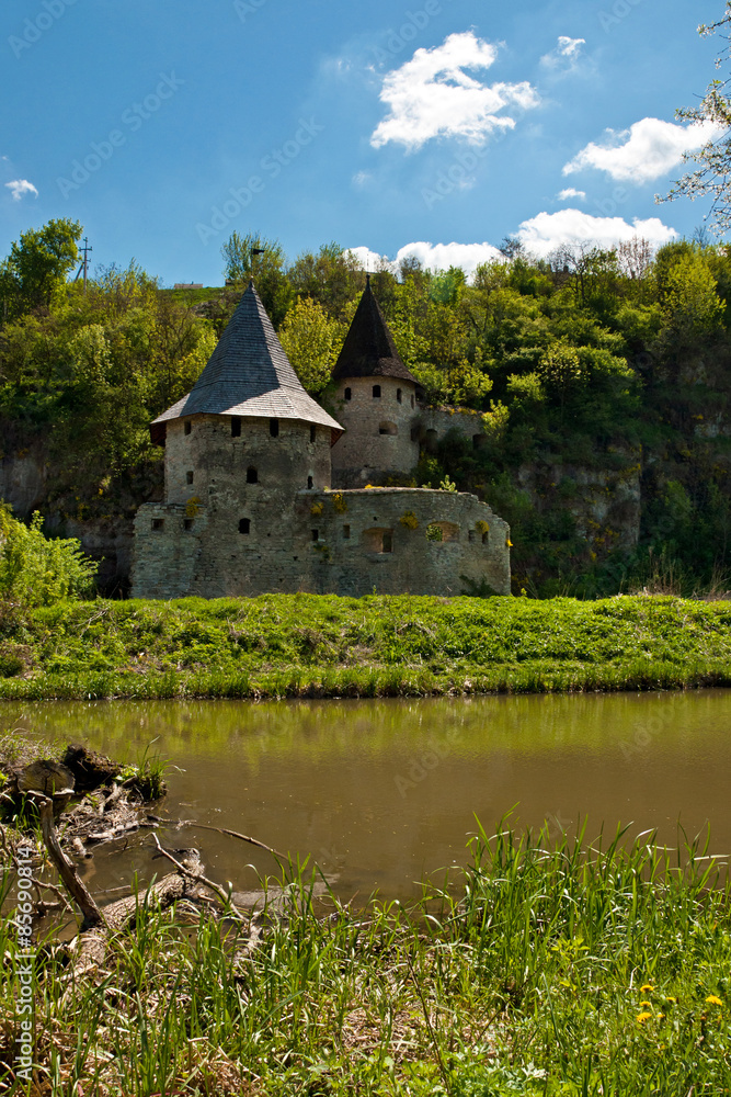 Obraz premium Old castle near river