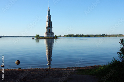 Затопленная колоколня в городе Калязин