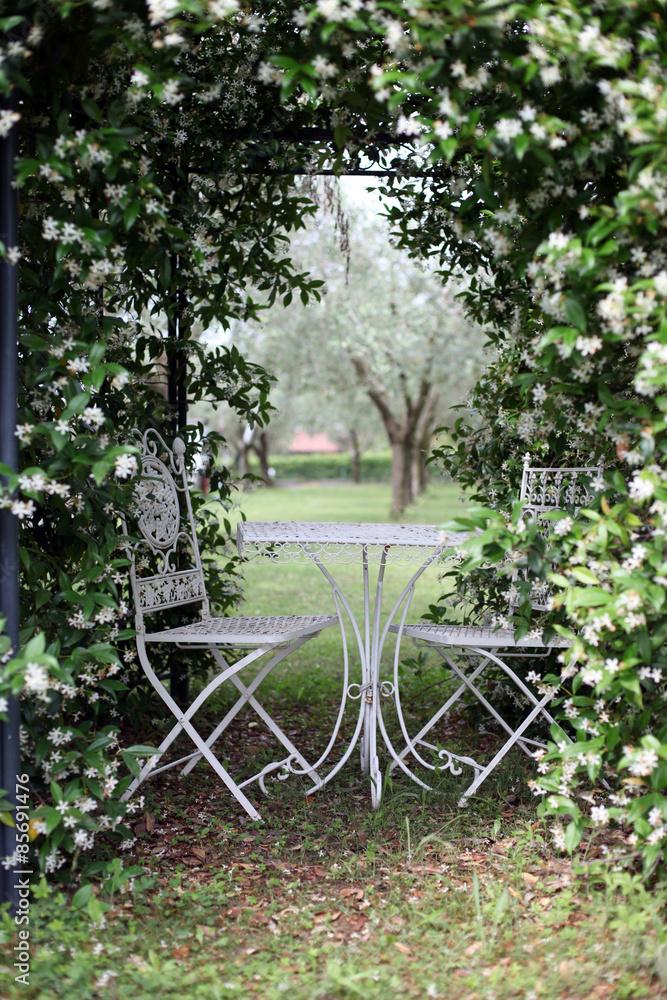 romantische Sitzecke im Garten