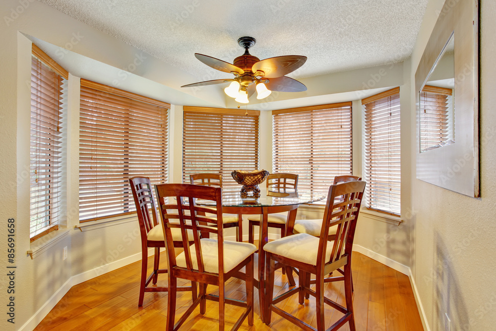 Fototapeta premium Elegant dinning room with hardwood floor.