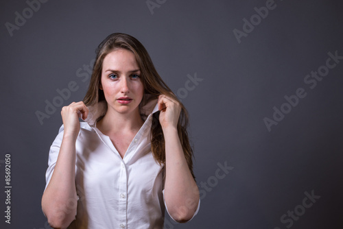 Fotografi Young Woman Wearing White Button-up Shirt
