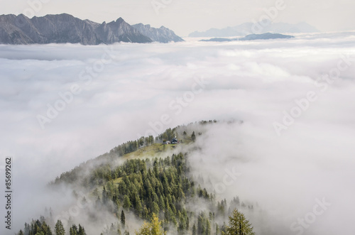 Fototapeta Naklejka Na Ścianę i Meble -  Berghütte im Nebel