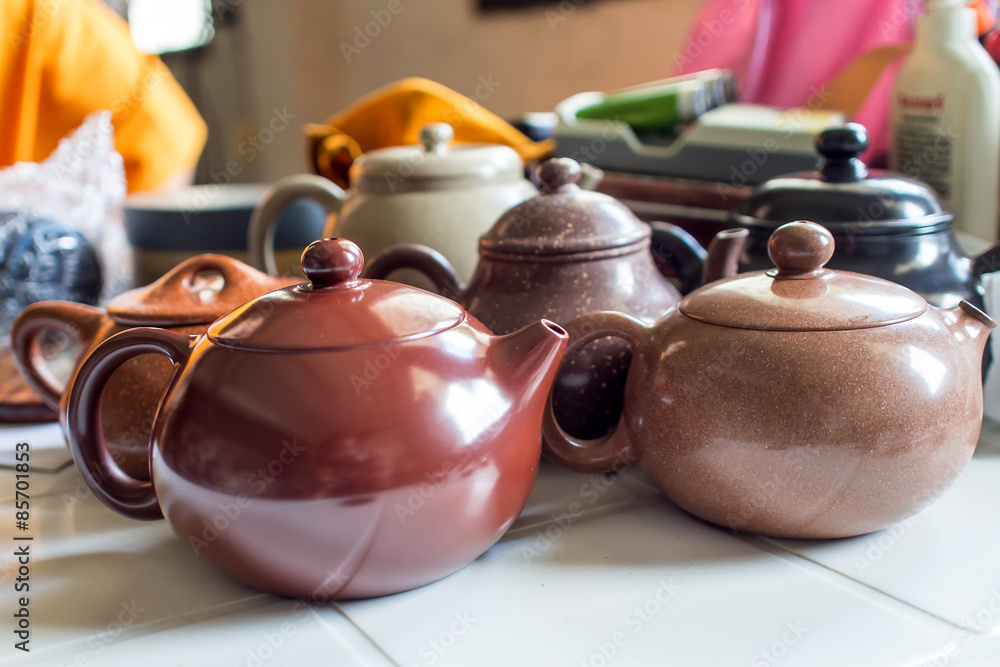 Many Chinese teapot on the table.