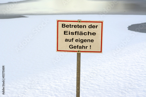 Eis betreten verboten photo