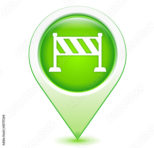 barrière route coupée sur marqueur géolocalisation vert