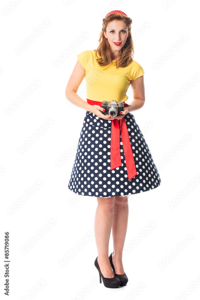 Junge Frau im Rockabilly Style hält eine alte Kamera Junge Frau im Rockabilly Style hält eine alte Kamera