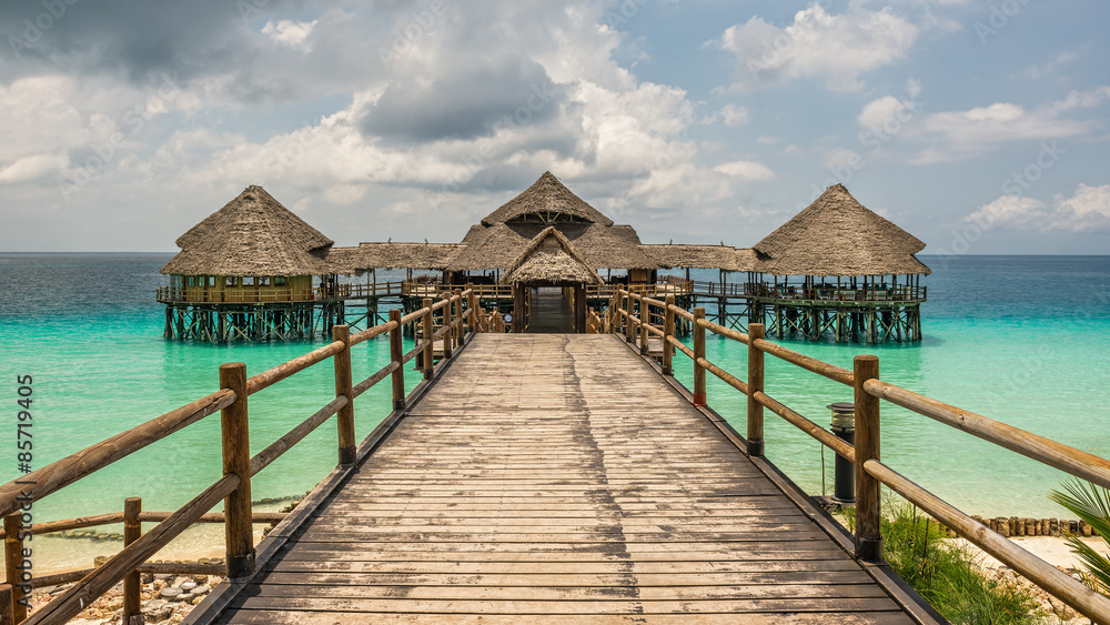 Fototapeta premium Bar i kawiarnia na wodzie na Zanzibarze w Tanzanii