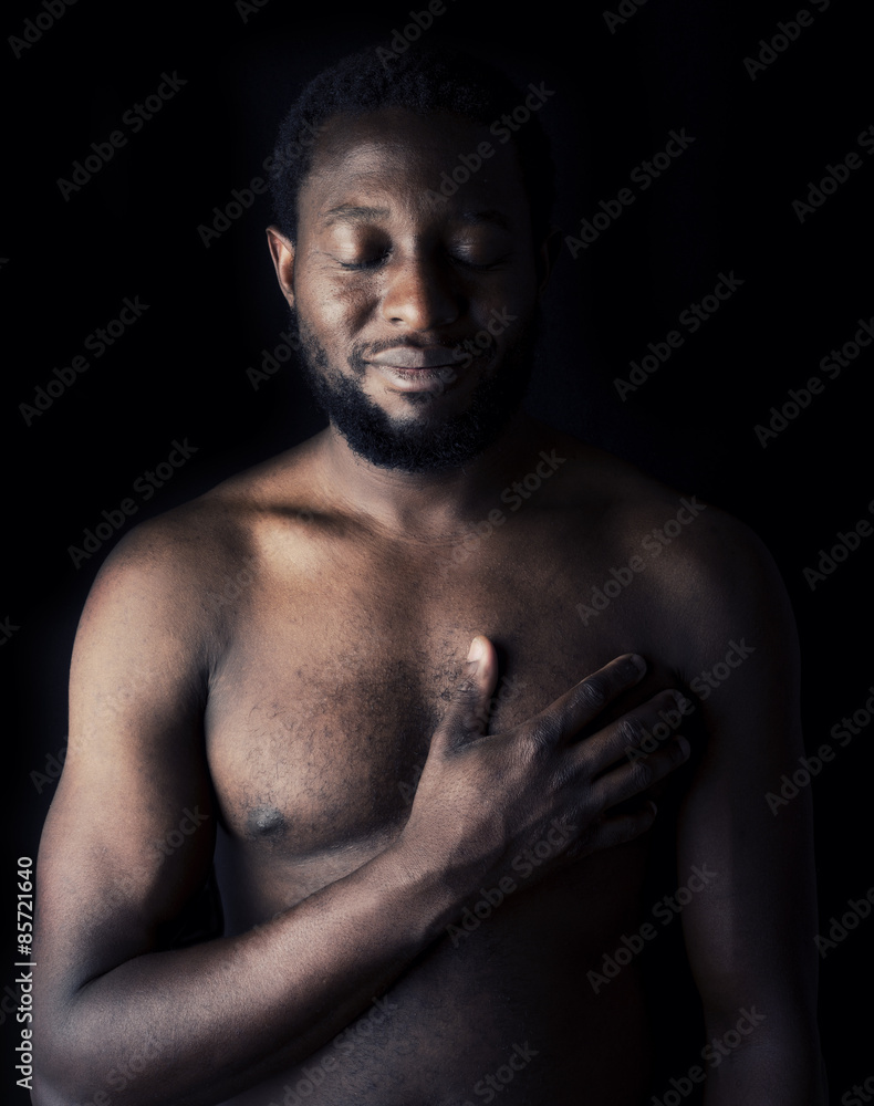 Fototapeta premium Sorridendo con la mano sul cuore