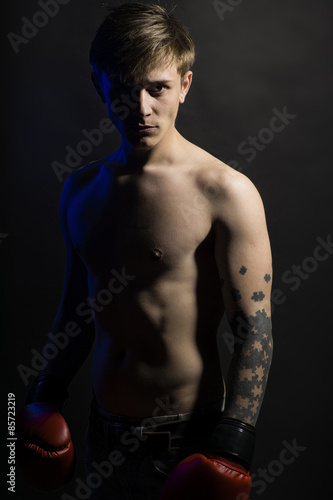 Schilderij op canvas Young man in boxing glaves