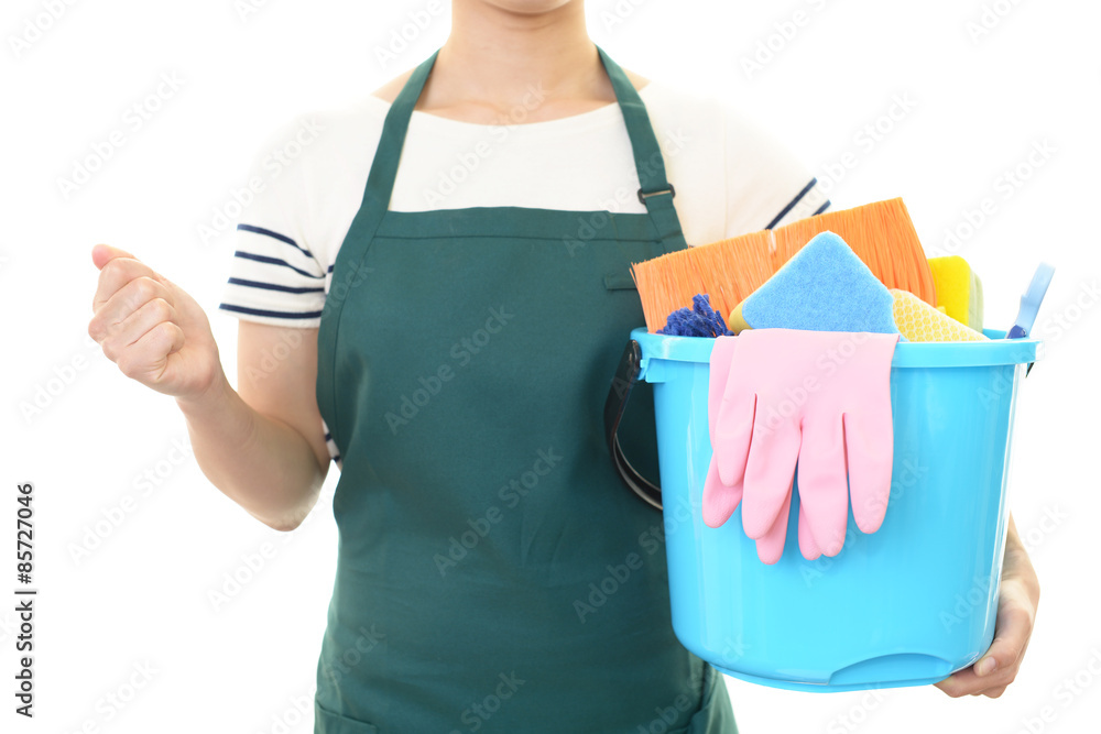 掃除用品を持つ女性 掃除用品を持つ女性