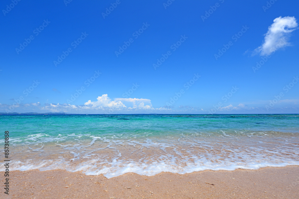 美しい沖縄のビーチと夏空 美しい沖縄のビーチと夏空