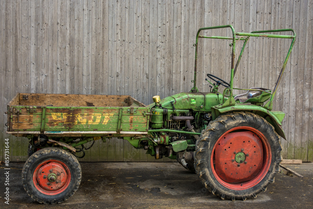 Fototapeta premium Alter Traktorumbau