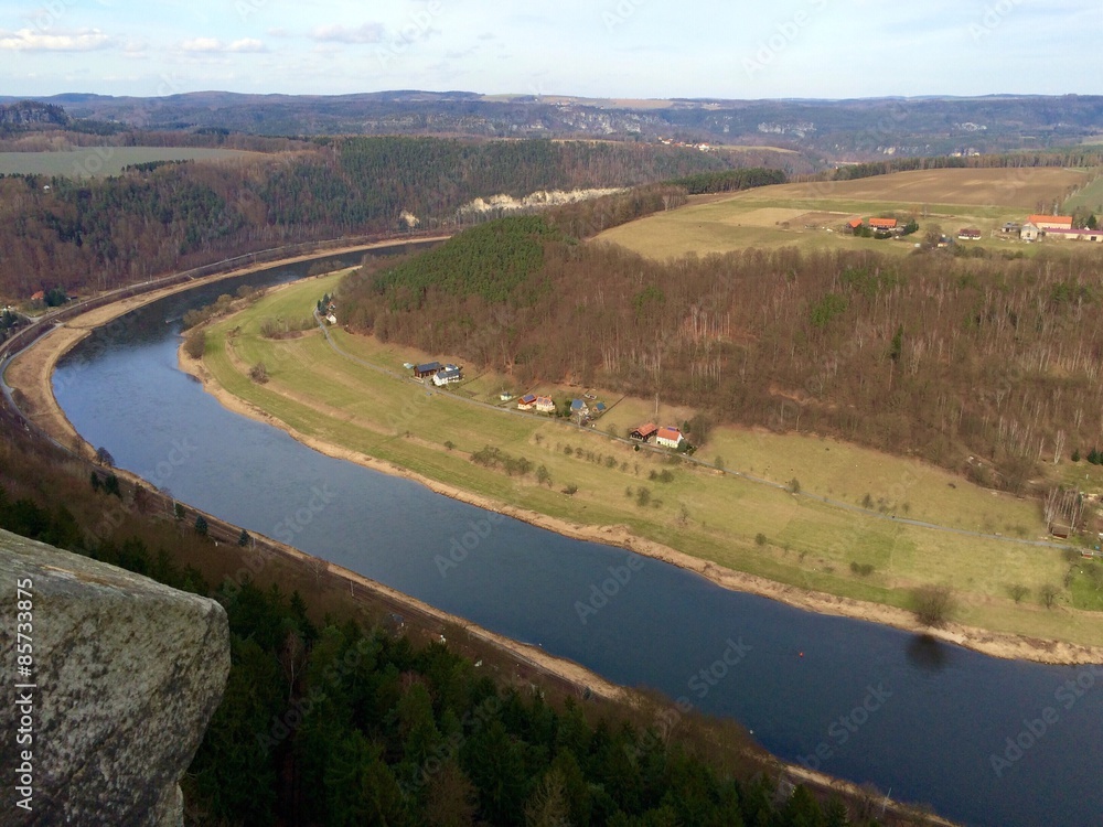 Obraz premium Blick vom Königstein auf die Elbe
