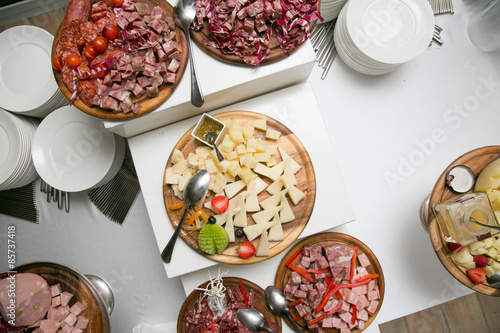 Antipasti italiani assortiti su piatti rotondi visti dall'alto