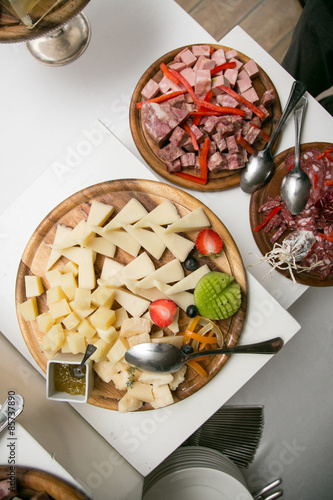 Tableau sur toile Formaggio e salame italiani su piatti rotondi visti dall'alto
