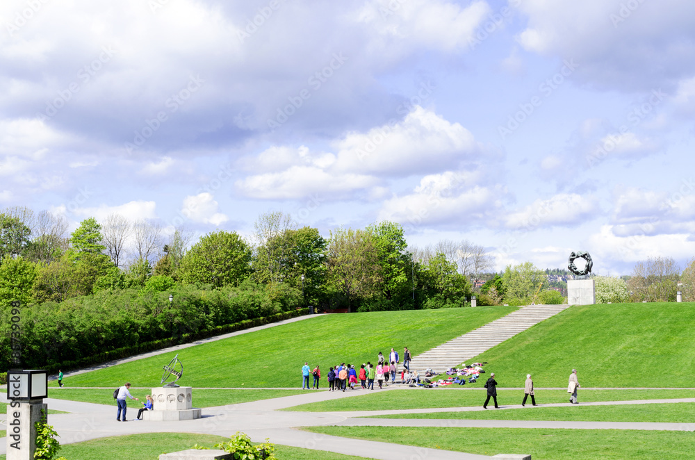 Obraz premium Statues in Vigeland park in Oslo sundial