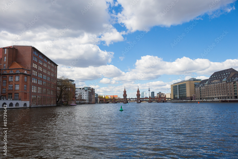 Naklejka premium Oberbaumbrücke und Skyline, Berlin, Deutschland