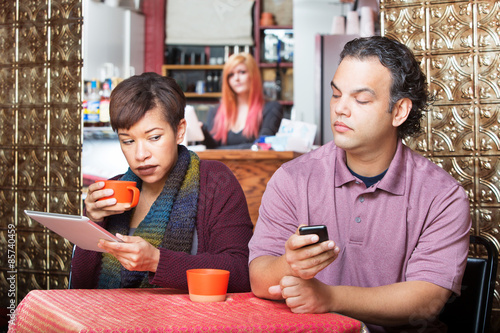 Foto Couple Sneaking with Digital Devices