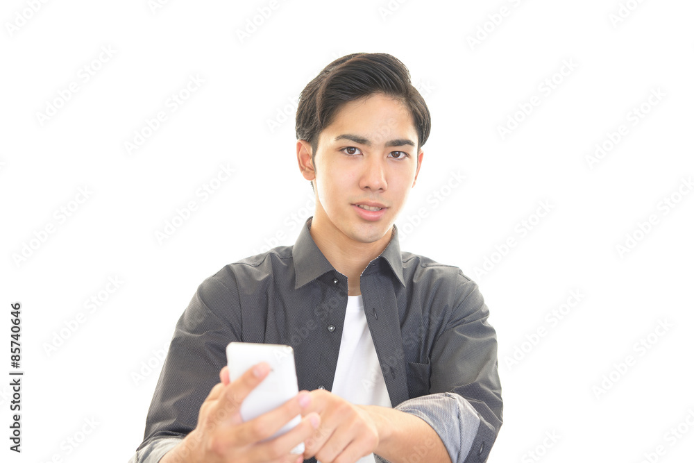 スマートフォンを持つ男性 スマートフォンを持つ男性