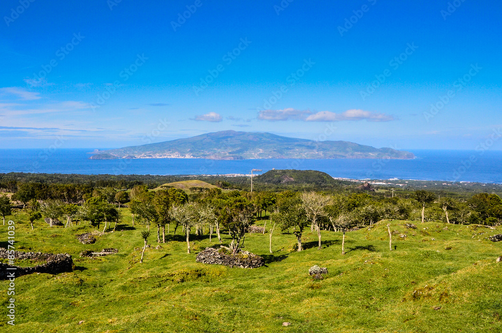 Blick von Azoreninsel Pico auf São Jorge