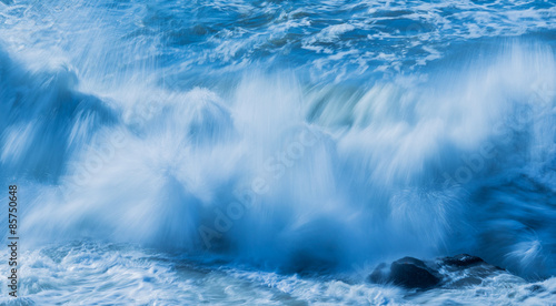 Blaue Welle als Frontalaufnahme lange Belichtungszeit